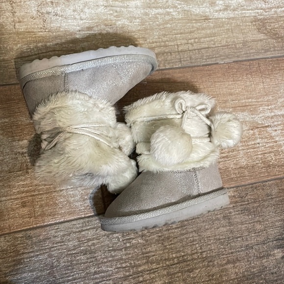 Children’s Place Silver Pom Pom Boots Size 5 - Picture 1 of 5